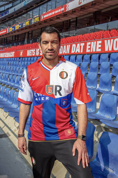Recomended Item: Giovanni van Bronckhorst